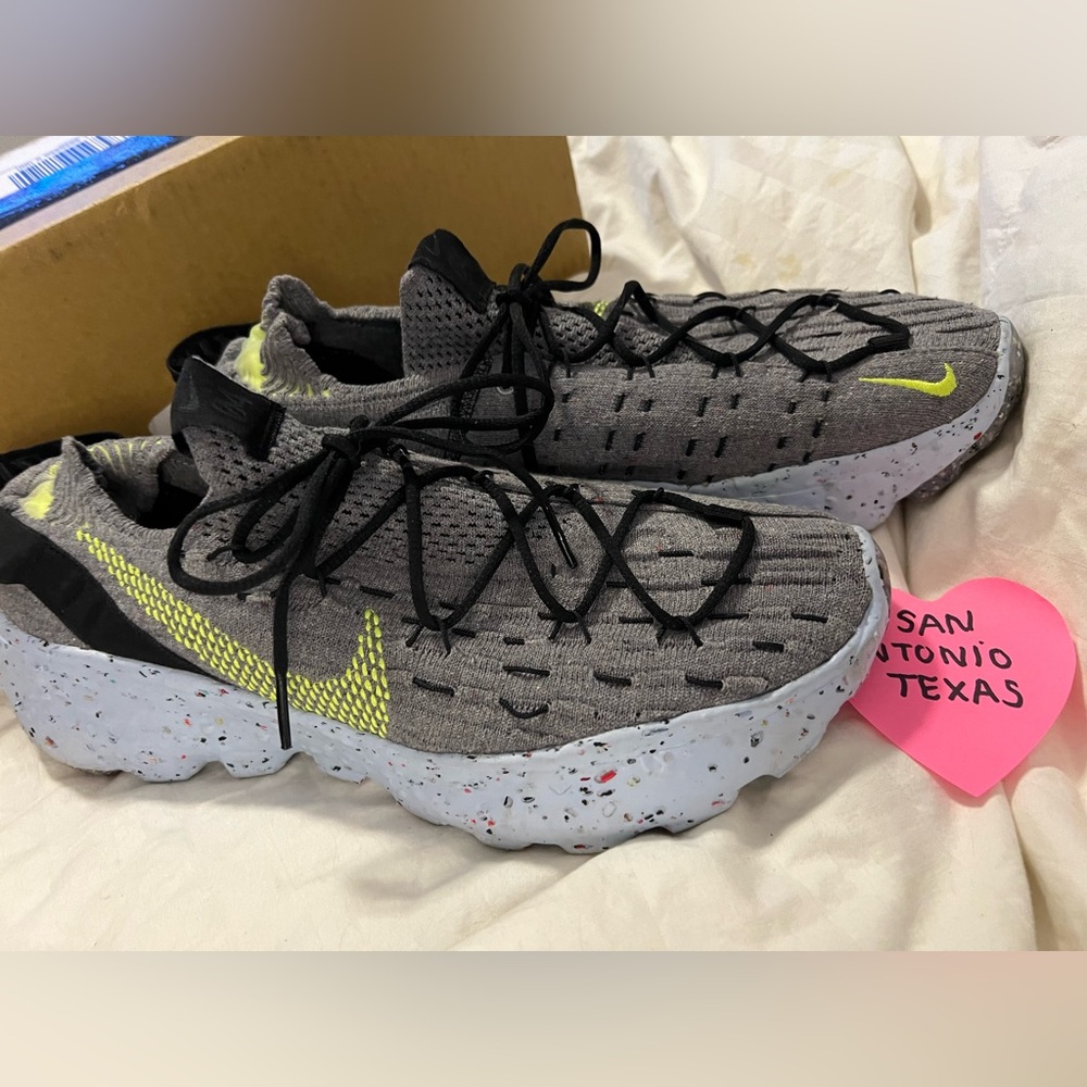 Nike Space Hippie 04 grey/volt